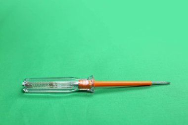 Plastik saplı tornavida.