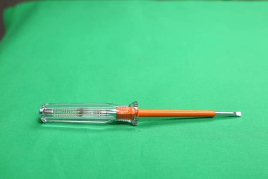 Plastik saplı tornavida.