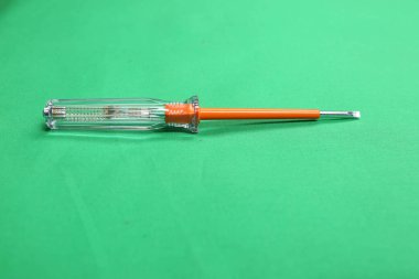 Plastik saplı tornavida.