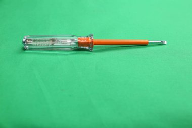 Plastik saplı tornavida.