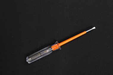 Plastik saplı tornavida.