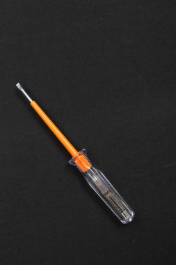 Plastik saplı tornavida.