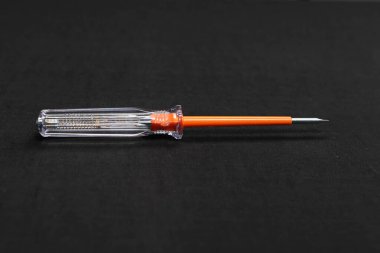 Plastik saplı tornavida.