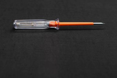 Plastik saplı tornavida.