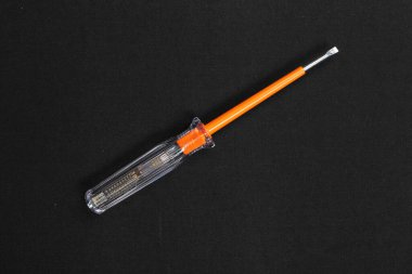 Plastik saplı tornavida.