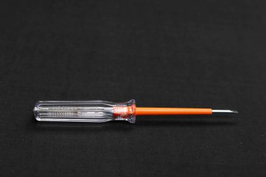 Plastik saplı tornavida.