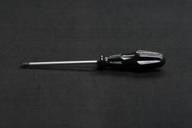 Plastik saplı tornavida.