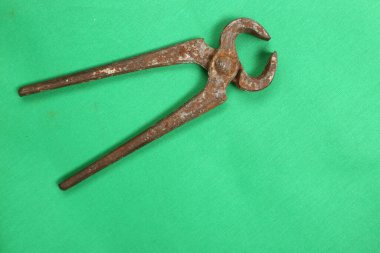 Bir çift paslı meme ucu.