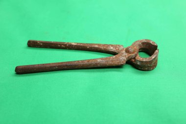 Bir çift paslı meme ucu.