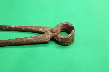 Bir çift paslı meme ucu.