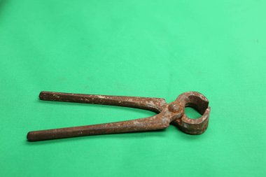 Bir çift paslı meme ucu.