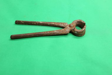 Bir çift paslı meme ucu.