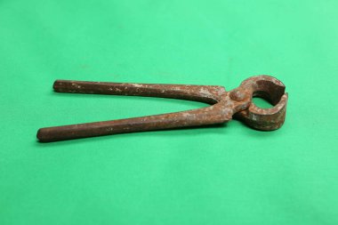 Bir çift paslı meme ucu.