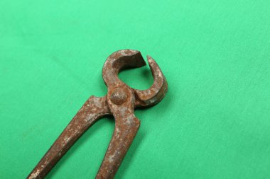 Bir çift paslı meme ucu.