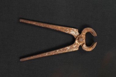 Bir çift paslı meme ucu.