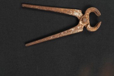 Bir çift paslı meme ucu.