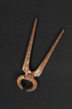 Bir çift paslı meme ucu.