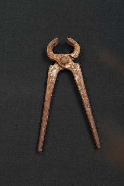 Bir çift paslı meme ucu.