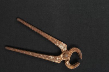 Bir çift paslı meme ucu.