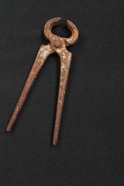 Bir çift paslı meme ucu.