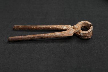 Bir çift paslı meme ucu.