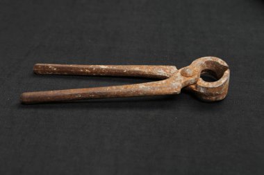 Bir çift paslı meme ucu.