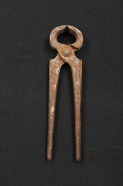 Bir çift paslı meme ucu.