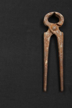 Bir çift paslı meme ucu.