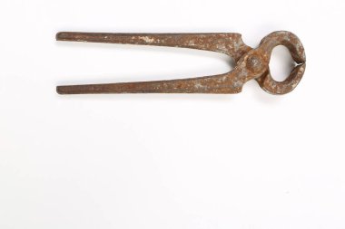 Bir çift paslı meme ucu.