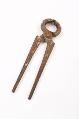 Bir çift paslı meme ucu.