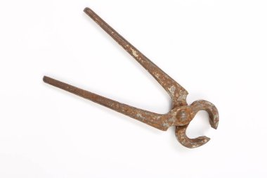 Bir çift paslı meme ucu.