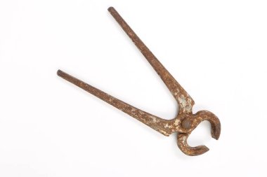 Bir çift paslı meme ucu.