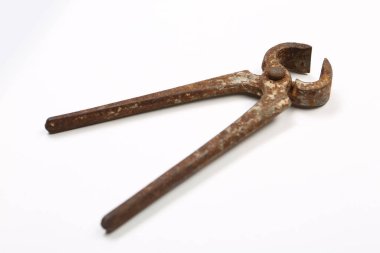 Bir çift paslı meme ucu.