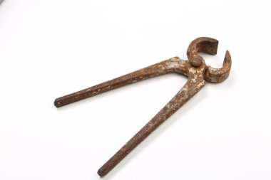 Bir çift paslı meme ucu.