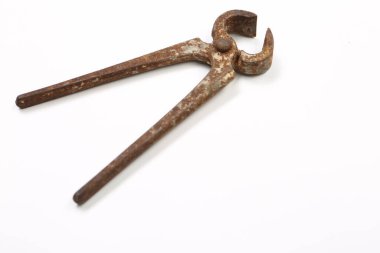 Bir çift paslı meme ucu.