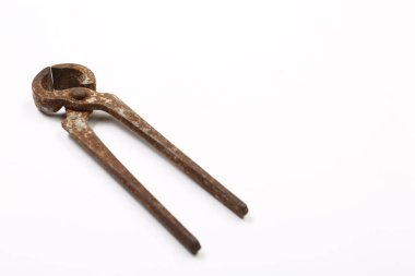 Bir çift paslı meme ucu.