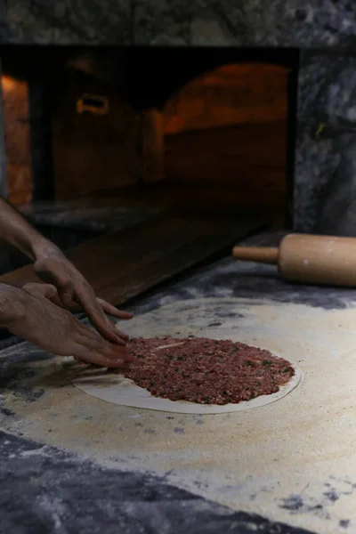 Göra Turkisk Pizza Eller Lahmacun Snabbmat Och Populär Gatumat Medelhavsländerna — Stockfoto