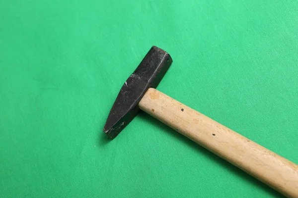 Eski model çekiç, marangozlar için bir zanaat aracı.