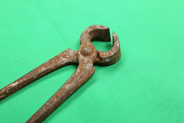 Bir çift paslı meme ucu.