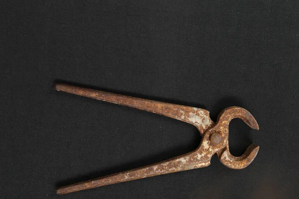 Bir çift paslı meme ucu.