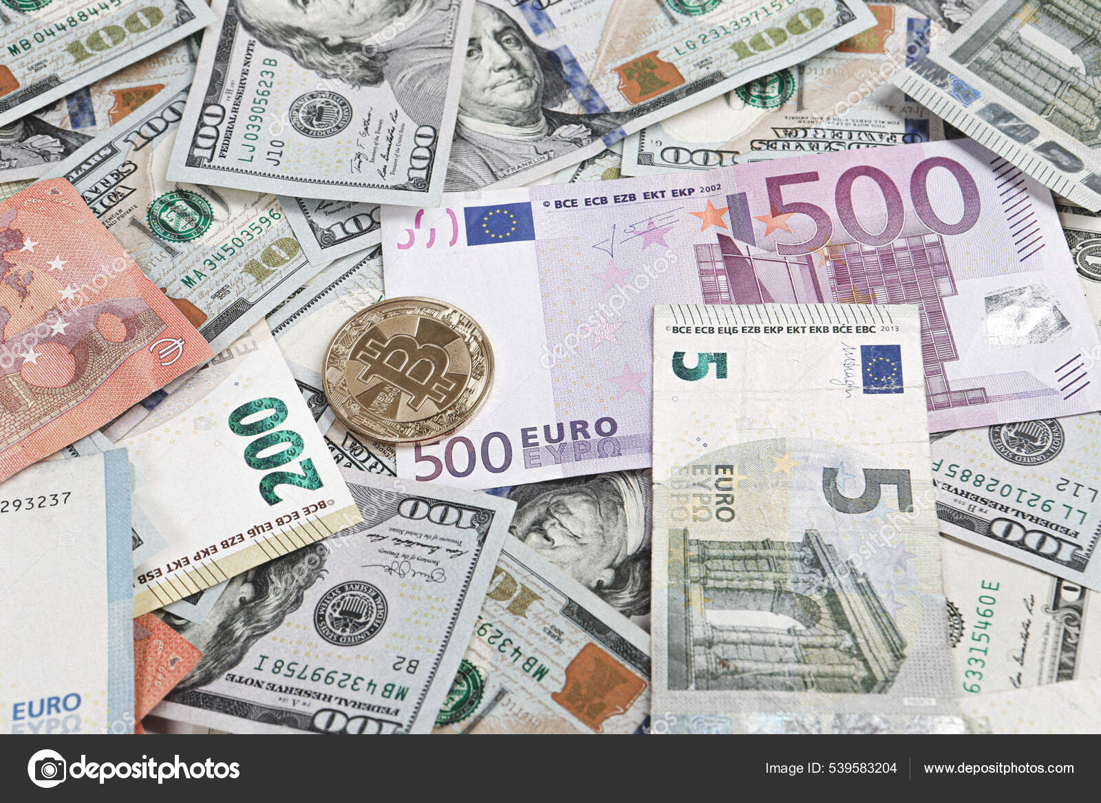 多种欧元现金和硬币不同类型的新一代钞票比特币土耳其里拉—— 库存社论照片© utkudemirsoy #539583204
