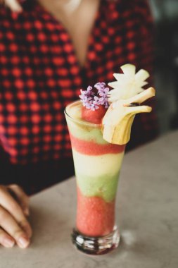 Lokantadaki masada alkol kokteyli.