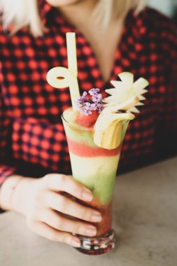 Lokantadaki masada alkol kokteyli.