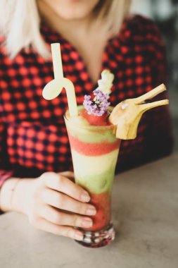 Lokantadaki masada alkol kokteyli.