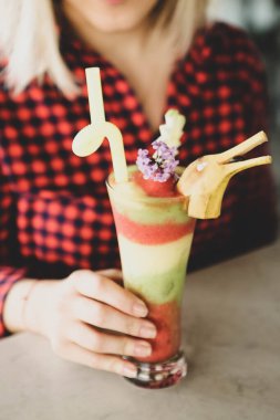 Lokantadaki masada alkol kokteyli.