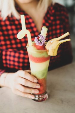 Lokantadaki masada alkol kokteyli.