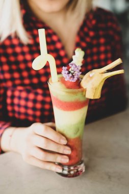 Lokantadaki masada alkol kokteyli.