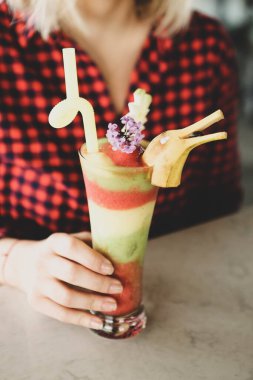 Lokantadaki masada alkol kokteyli.