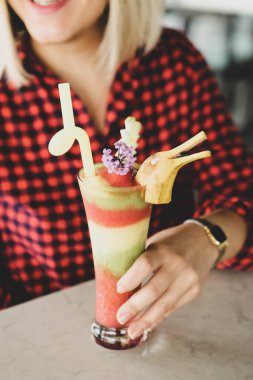 Lokantadaki masada alkol kokteyli.