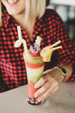 Lokantadaki masada alkol kokteyli.